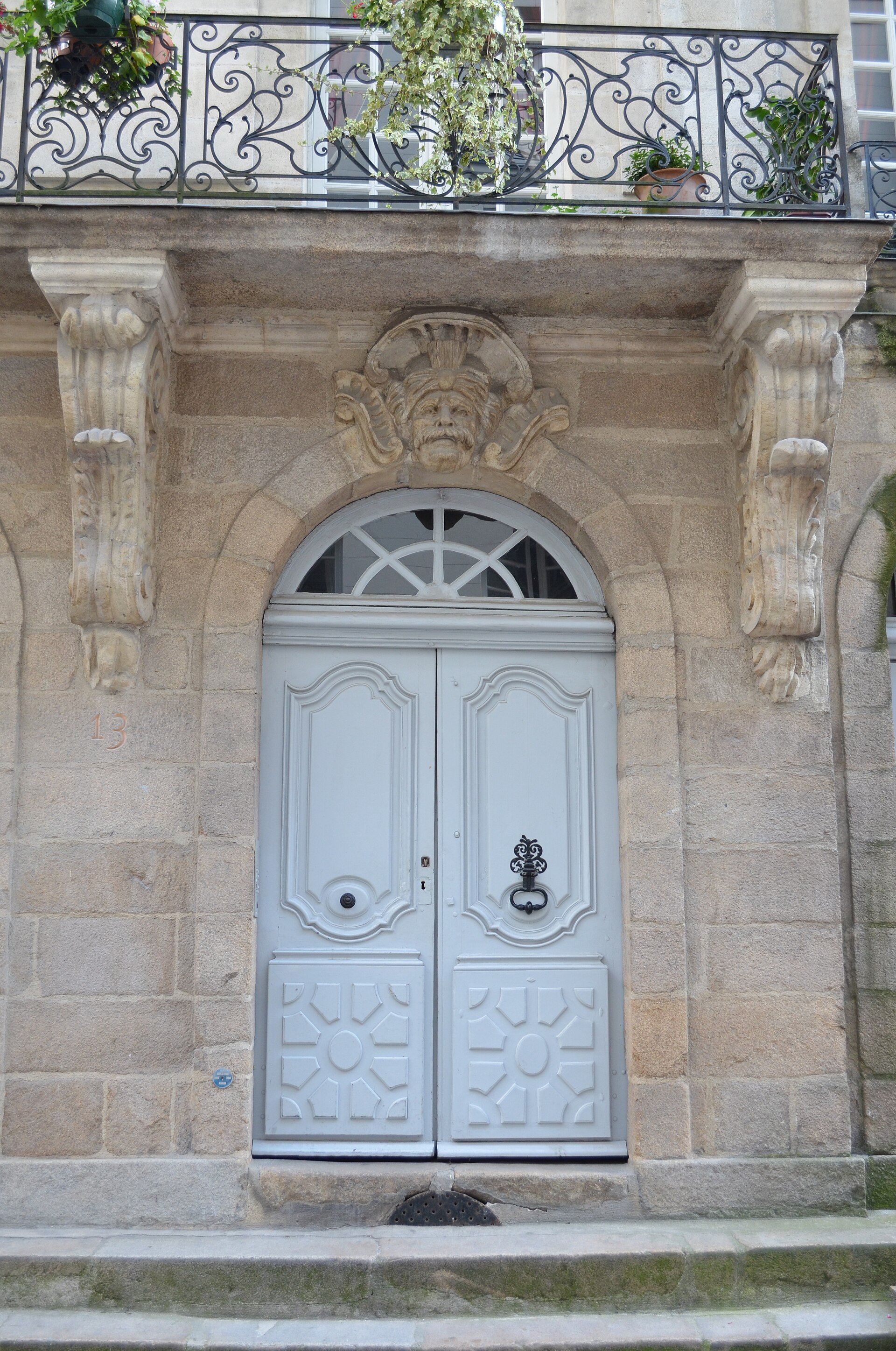 Porte, mascaron et balcon de fer forgé, pierre du XVIIIe siècle, rue Kervégan à Nantes.