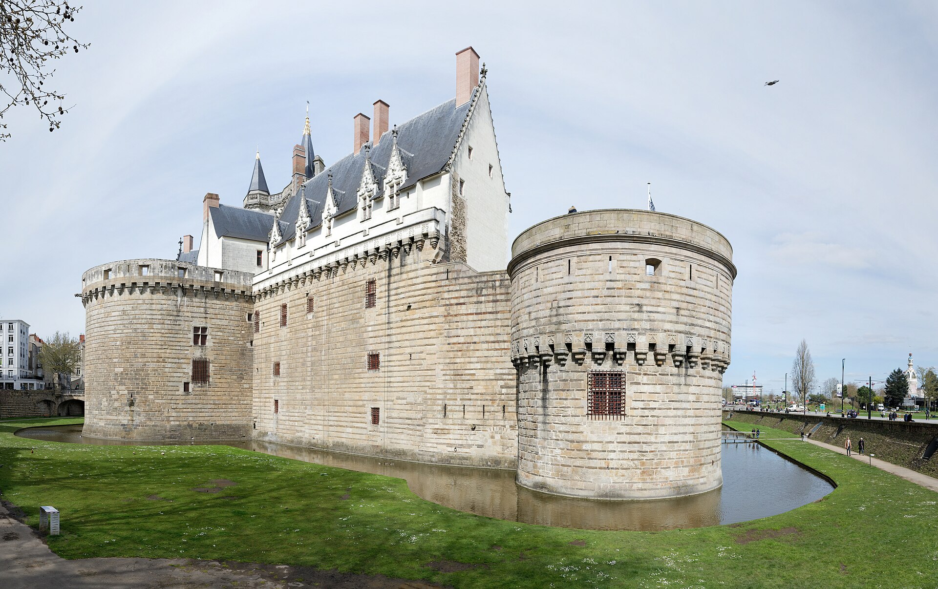 Château des ducs de Bretagne à Nantes, remparts et logis de pierre claire.