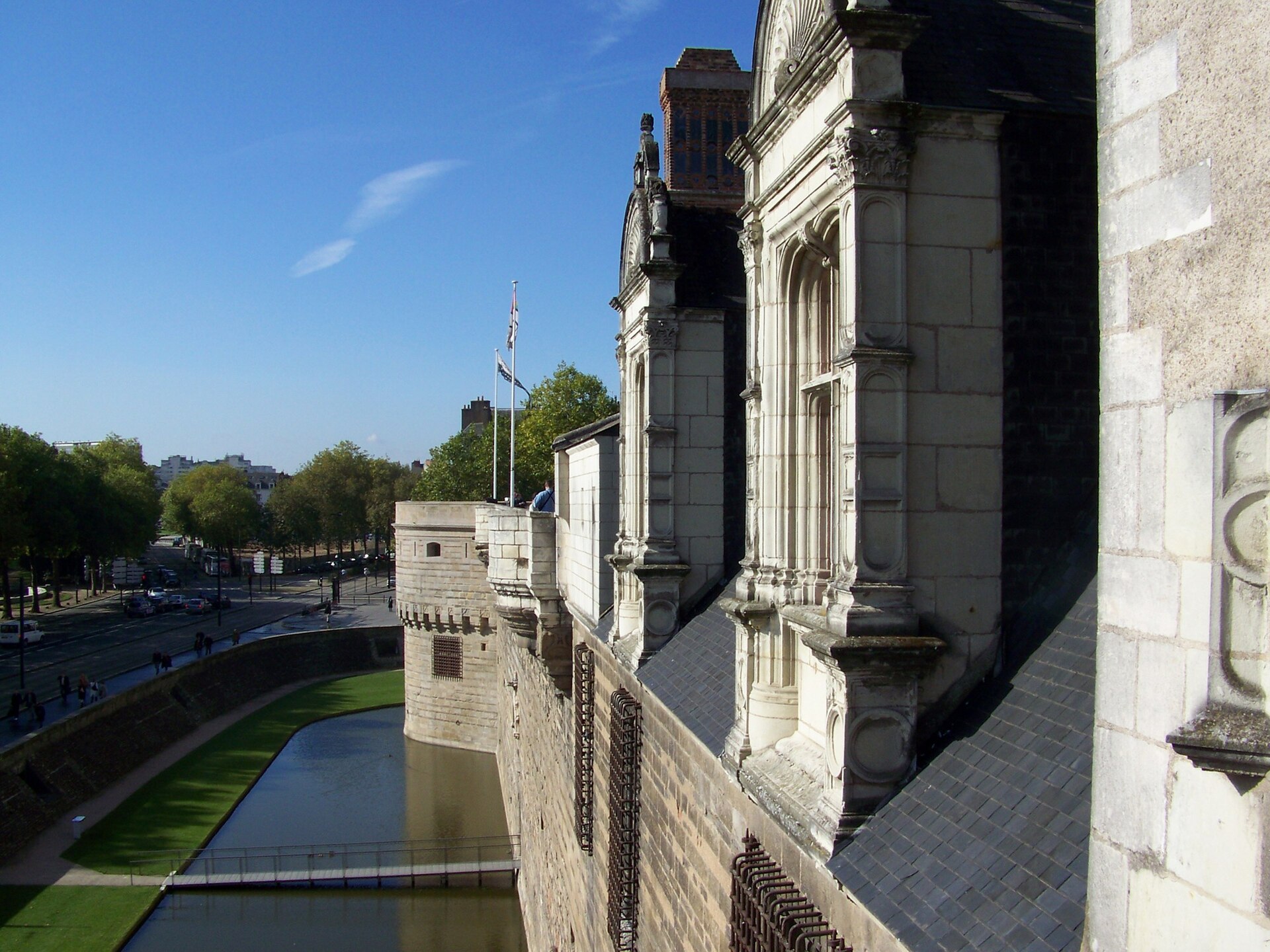 Rempart sud du château des ducs de Bretagne à Nantes, pierre et fossé.