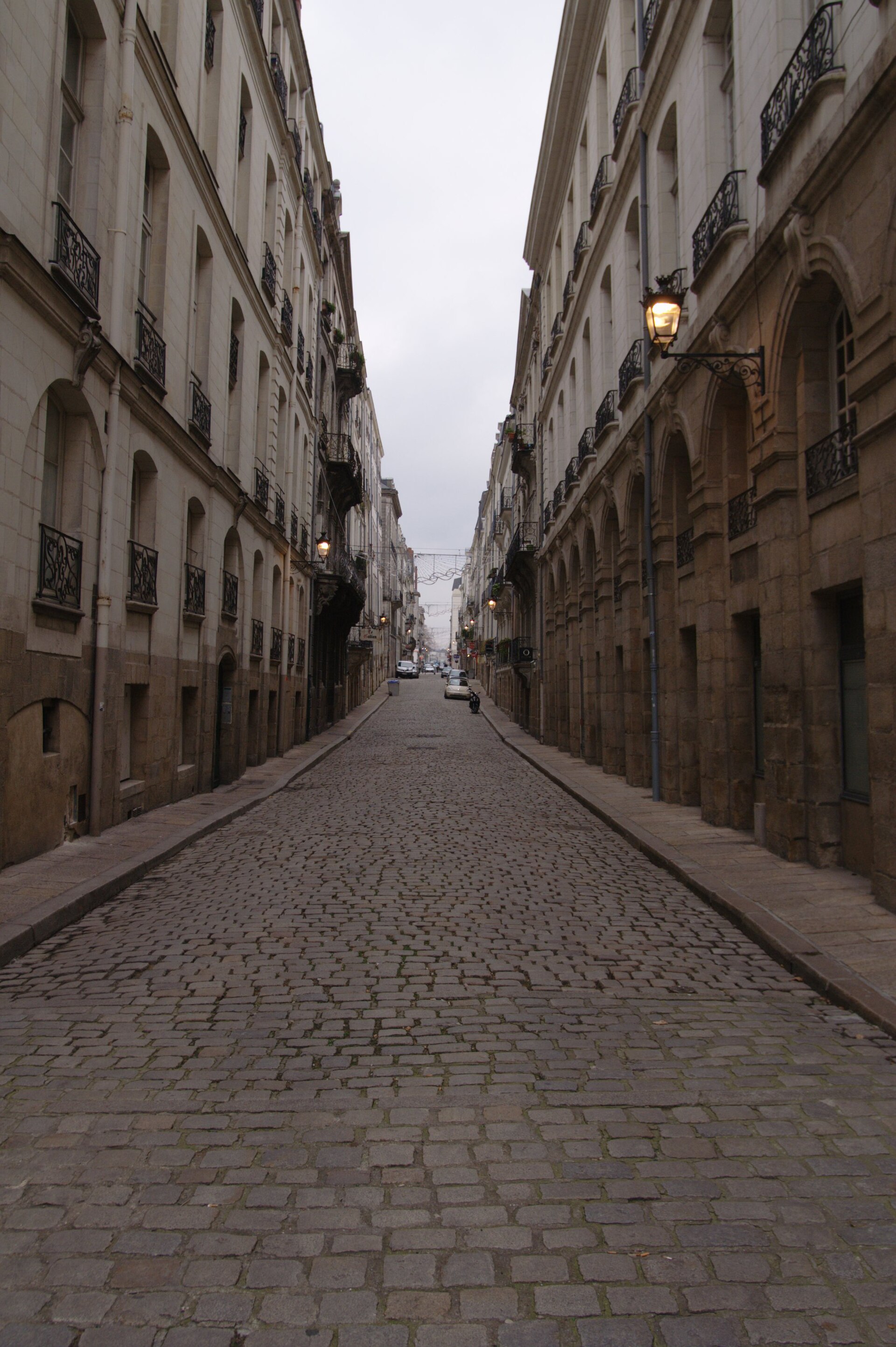 Rue pavée de l’ancienne île Feydeau, immeubles de pierre du XVIIIe siècle, à Nantes.