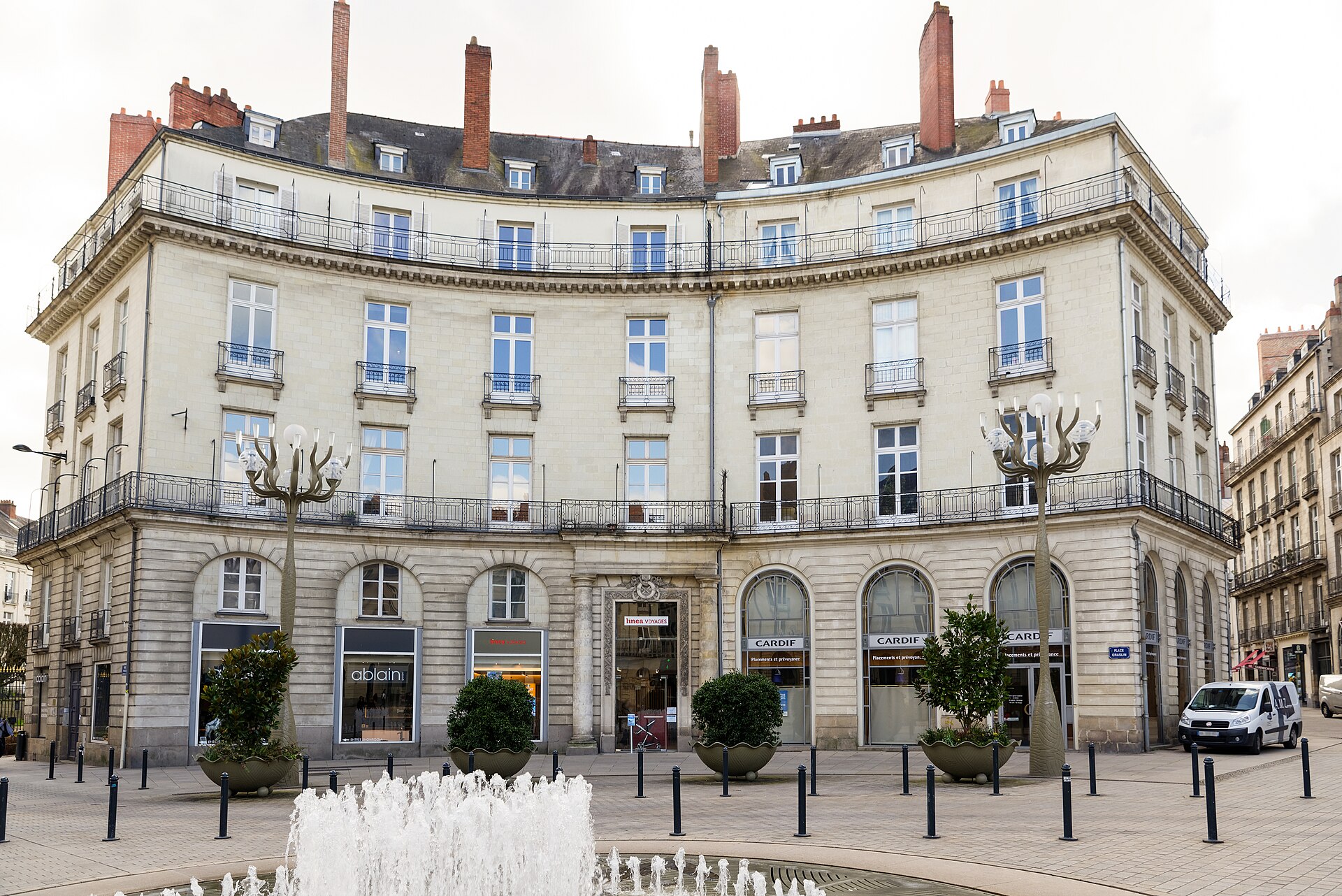 Place Graslin à Nantes, façades ordonnancées et théâtre au fond.