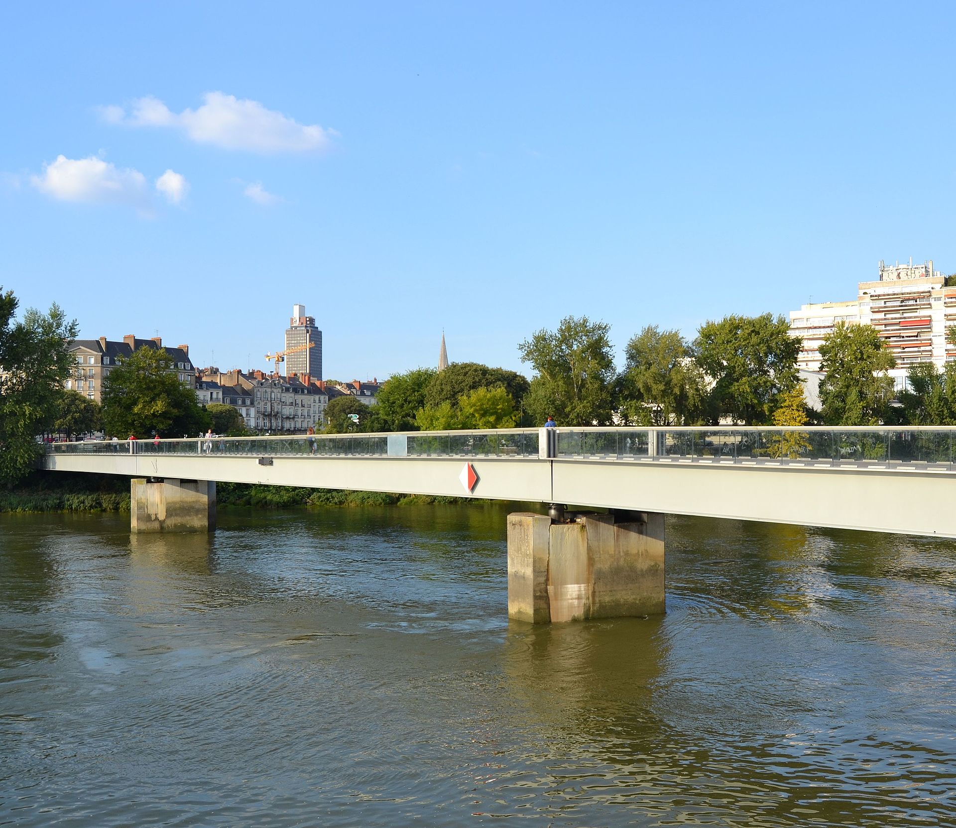 Passerelle Victor-Schoelcher au-dessus de la Loire, liaison entre quais et île de Nantes.