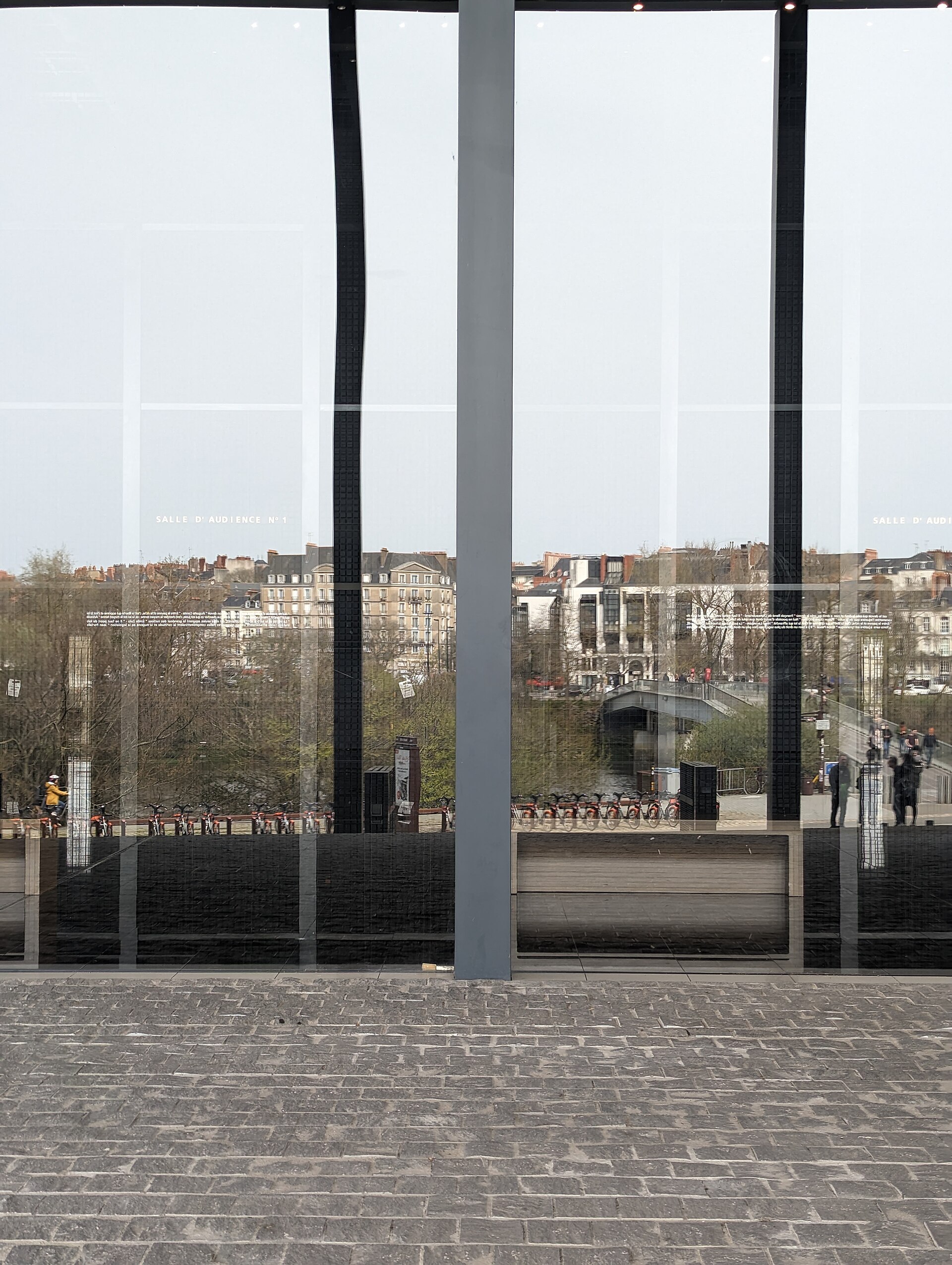 Parvis du tribunal judiciaire de Nantes, vue vers la Loire et les quais depuis le bâtiment de Jean Nouvel.