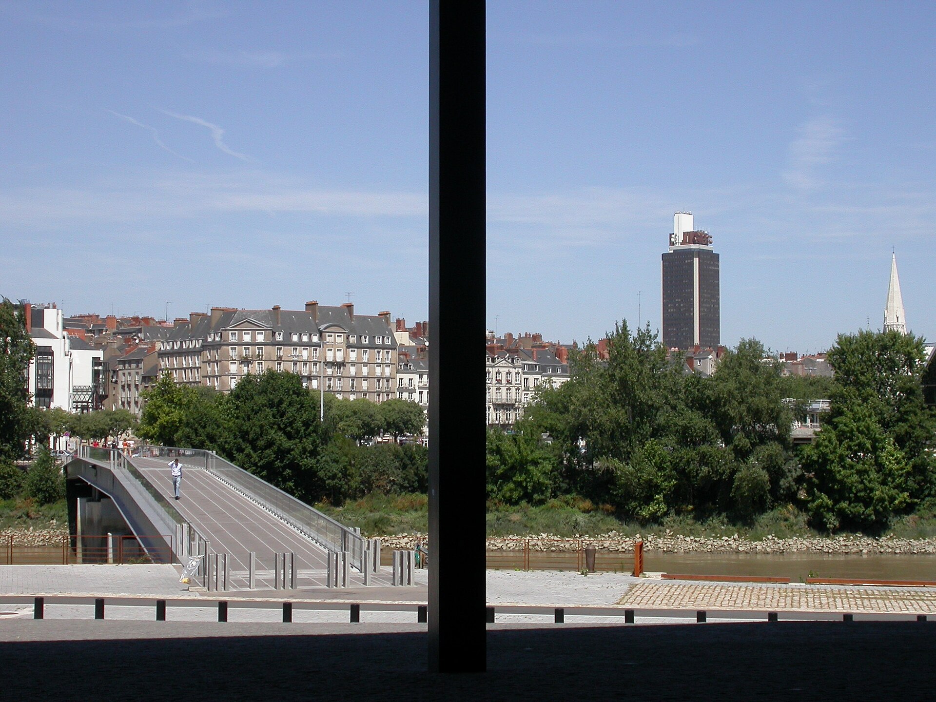 Vue depuis le palais de justice de Nantes vers la Loire, la passerelle et les quais.