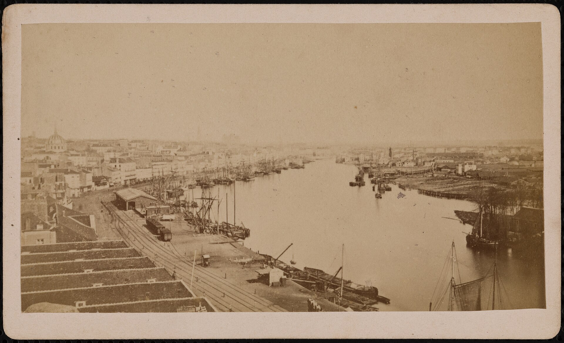 Façades du quai de la Fosse à Nantes, immeubles le long de la Loire.
