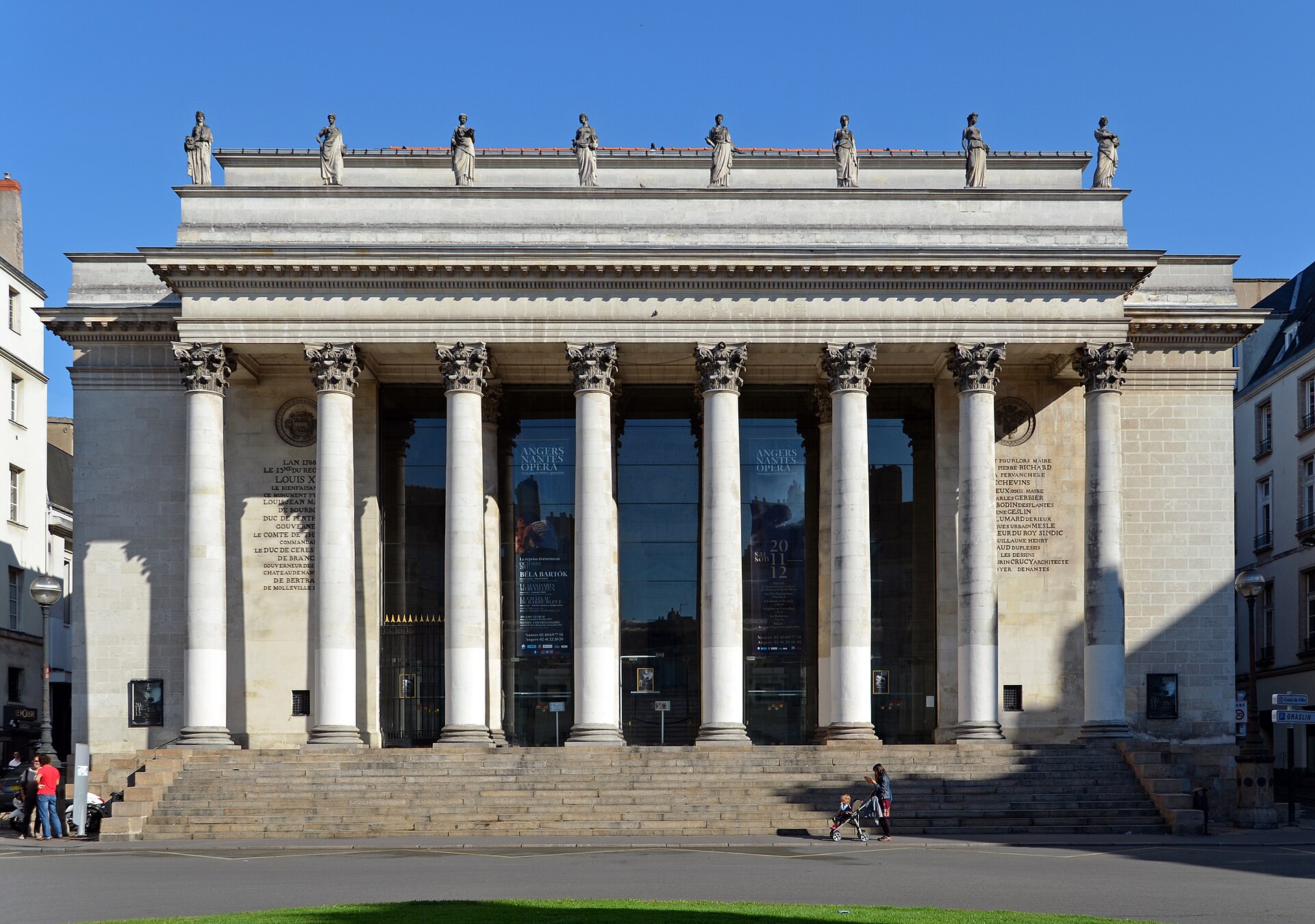 Théâtre Graslin sur la place du même nom, à Nantes, colonnade et fronton.
